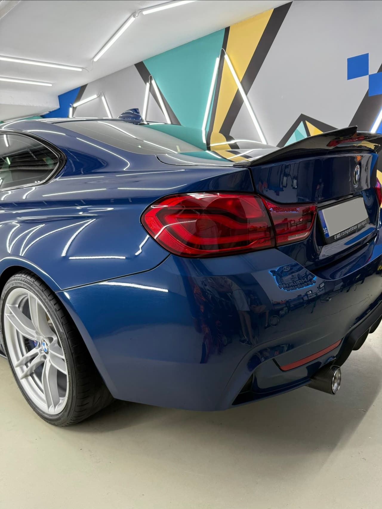 Задна част на синьо BMW след детайлинг