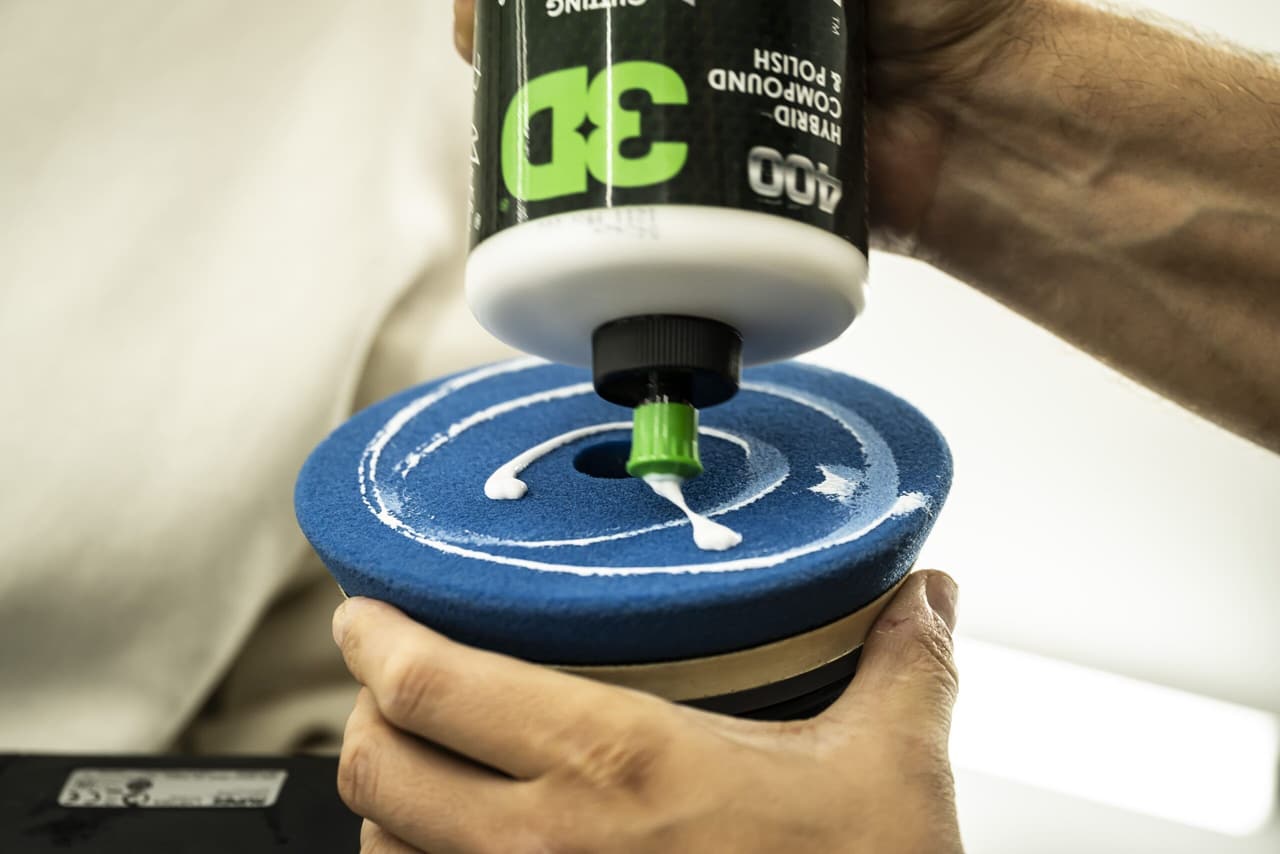 Полираща паста 3D Car Care, нанесена върху полираща гъба