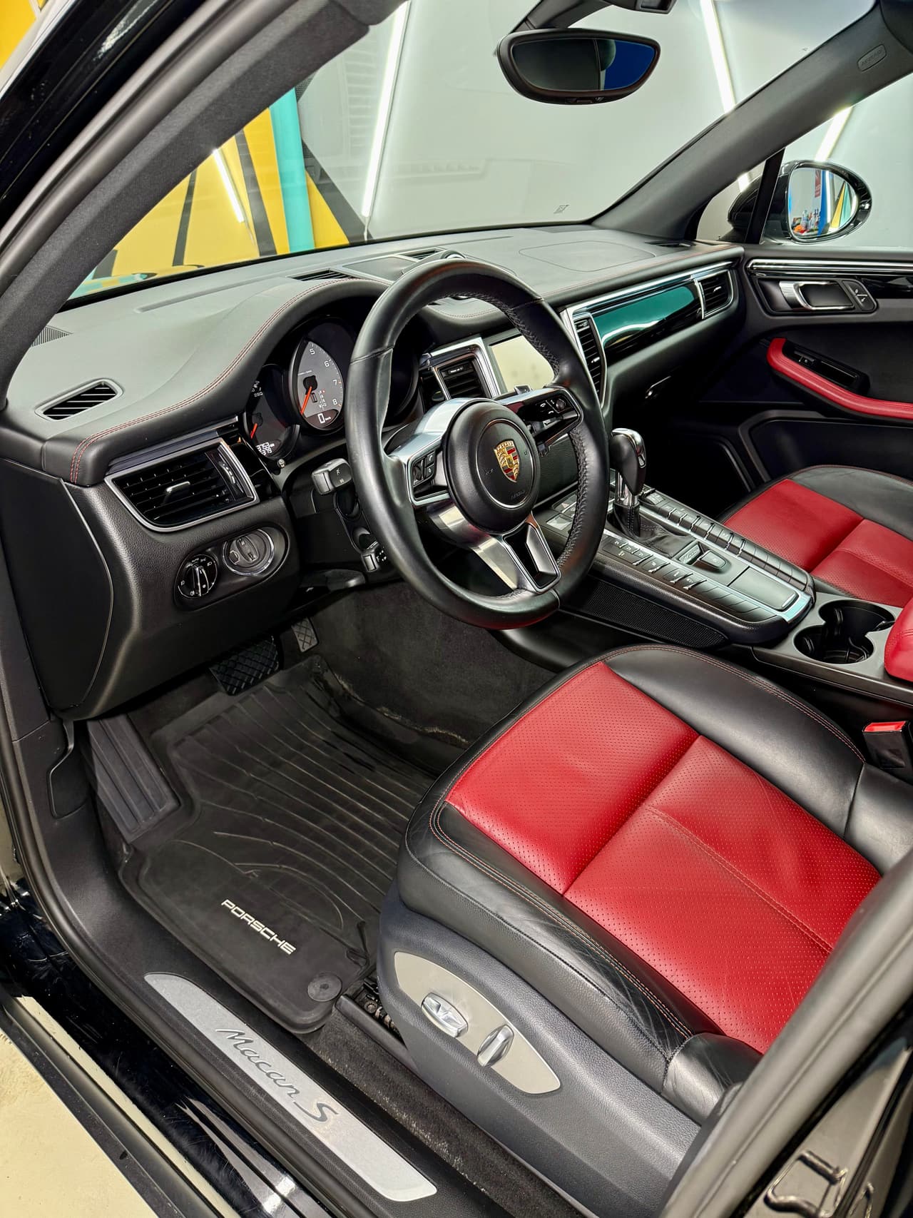 Интериор на Porsche Macan S с червена кожа след почистване