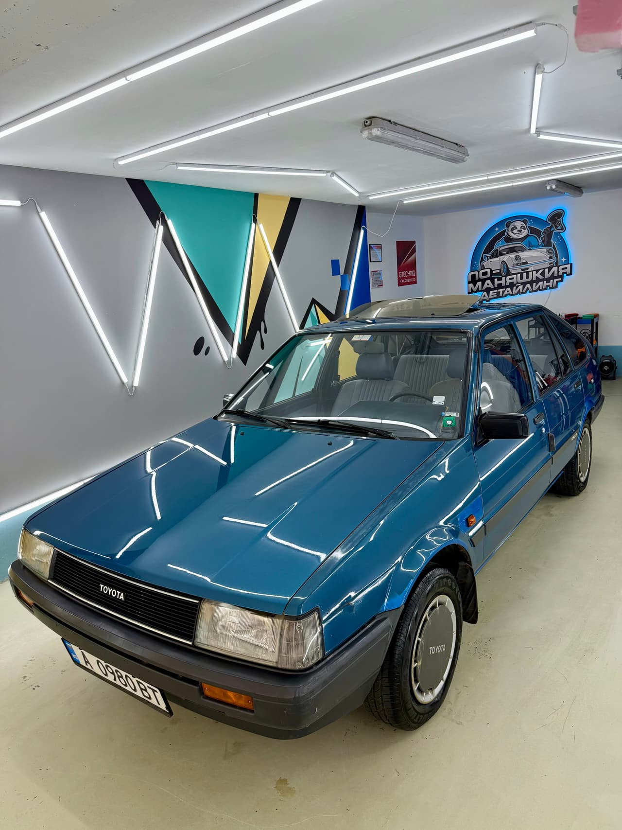 Синя Toyota Corolla в студиото след полиране